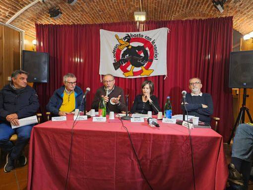 tavolata di relatori contro la caccia con persone sedute davanti a cartelli e insegne tavolata di relatori contro la caccia con persone sedute davanti a cartelli e insegne