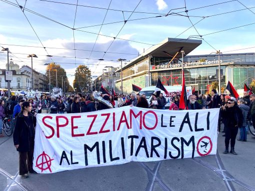 corteo con striscione corteo con striscione