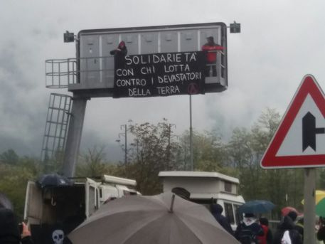 No Tav, anche gli anarchici annunciano la loro presenza alla manifestazione dell'8 dicembre No Tav, anche gli anarchici annunciano la loro presenza alla manifestazione dell'8 dicembre