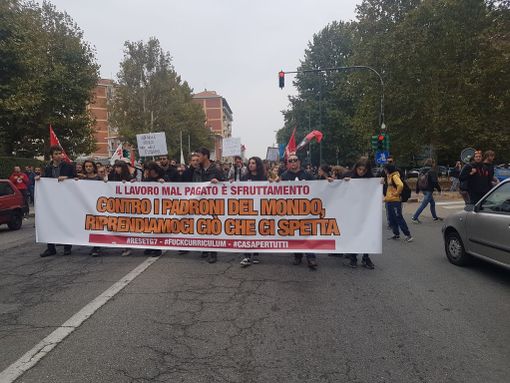 Corteo contro il G7 a Le Vallette: in strada contro il lavoro precario (FOTO e VIDEO) Corteo contro il G7 a Le Vallette: in strada contro il lavoro precario (FOTO e VIDEO)