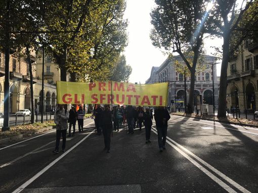 Sciopero generale, i lavoratori sfilano per Torino: “Sfruttati, non abbiamo governi amici” (FOTO e VIDEO) Sciopero generale, i lavoratori sfilano per Torino: “Sfruttati, non abbiamo governi amici” (FOTO e VIDEO)