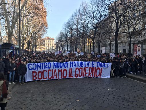A Torino gli studenti scendono in piazza: “Governo bocciato, le scuole cadono a pezzi” [VIDEO]