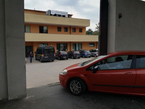 Rivolta notturna al CPR: mattoni lanciati contro poliziotti e militari, 13 feriti