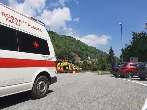 Uomo di Carmagnola colto da malore in alta Valle Po: passanti, ambulanze ed elisoccorso gli salvano la vita