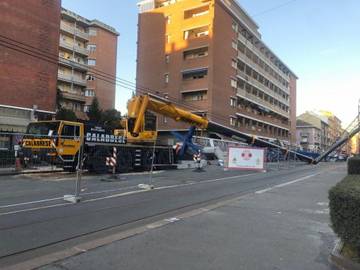 gru crollata in strada gru crollata in strada