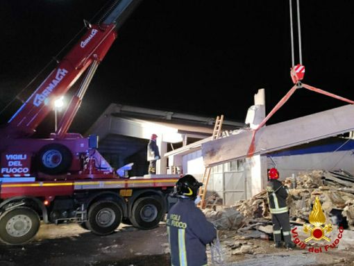 vigili del fuoco e la stalla crollata a Piosasco