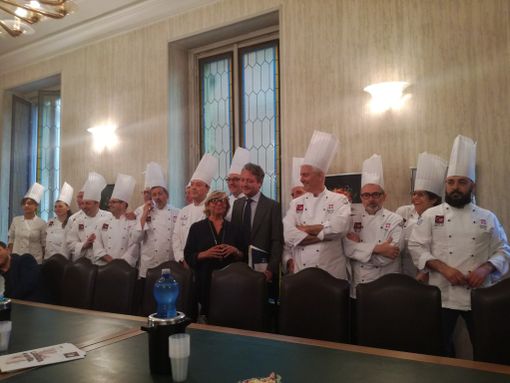 Arriva il Bocuse d'Or e i commercianti cominciano a imbandire la tavola di Torino (VIDEO)