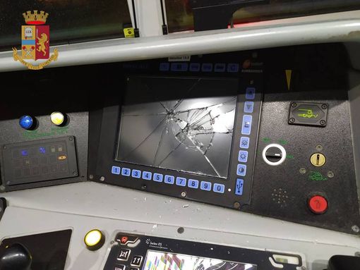 interni del treno danneggiato