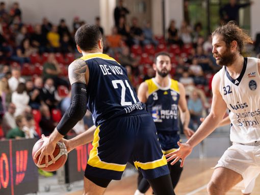 giocatori di basket in campo giocatori di basket in campo