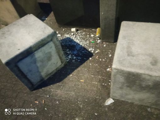 Degrado nel giardino di via Piossasco, il Comune: "Chiudiamo l'area di notte con una cancellata"