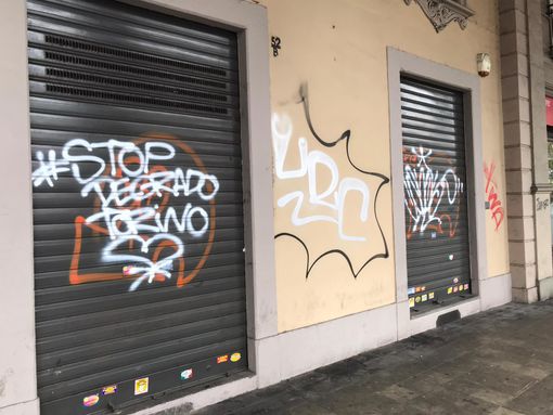 Foto di archivio di degrado e graffiti sulle saracinesche di via Sacchi