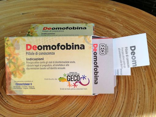 Nella movida di San Salvario si distribuiscono "pillole" per curare l'omotransfobia Nella movida di San Salvario si distribuiscono "pillole" per curare l'omotransfobia