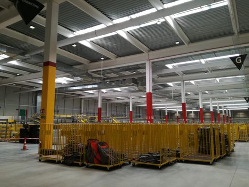 L'interno dello stabilimento Amazon di Brandizzo