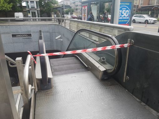 Ascensore in manutenzione e scala mobile fuori uso alla fermata Lingotto: il Salone del Libro parte a rilento. Poi la riparazione Ascensore in manutenzione e scala mobile fuori uso alla fermata Lingotto: il Salone del Libro parte a rilento. Poi la riparazione