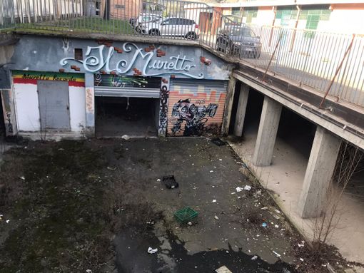 C'era una volta lo spazio popolare &quot;Il Muretto&quot;: bici e rifiuti davanti all'ex bar