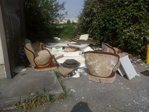 Vallette, il capolinea della linea 3 diventa una discarica abusiva: &quot;Inserire le telecamere&quot;