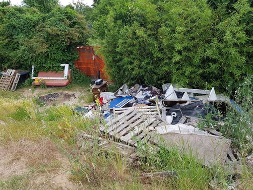 Moncalieri, scoperta discarica abusiva accanto alla pista ciclabile del Chisola Moncalieri, scoperta discarica abusiva accanto alla pista ciclabile del Chisola