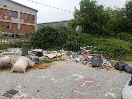 Nichelino, scoperta una discarica a cielo aperto in via Nino Bixio Nichelino, scoperta una discarica a cielo aperto in via Nino Bixio