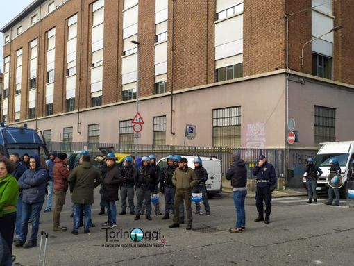 Balon, tensioni tra gli occupanti e le forze dell'ordine [FOTO e VIDEO]
