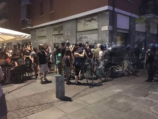 Tra rabbia e stupore: le voci dei residenti dopo la guerriglia urbana in Vanchiglia (VIDEO) Tra rabbia e stupore: le voci dei residenti dopo la guerriglia urbana in Vanchiglia (VIDEO)