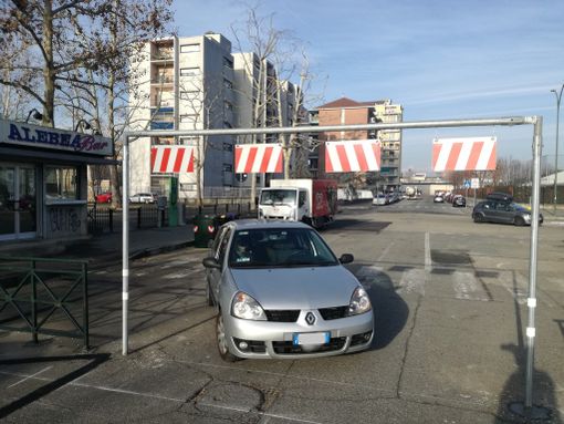 Installati i dissuasori contro il parcheggio dei camper in via Spazzapan Installati i dissuasori contro il parcheggio dei camper in via Spazzapan