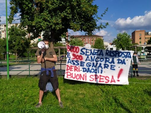 Distribuzione gratuita di generi alimentari da parte degli attivisti di “Zona Aurora Solidale” [VIDEO]