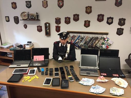 Smantellata banda di pusher africani, sequestrate decine di ovuli di cocaina