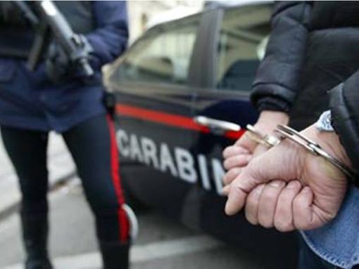 Gli scippa il cellulare mentre sta parlando al telefono, ma non sfugge ai carabinieri Gli scippa il cellulare mentre sta parlando al telefono, ma non sfugge ai carabinieri