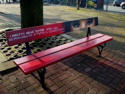 Inaugurata una panchina rossa contro la violenza sulle donne davanti alla Casa circondariale di Torino
