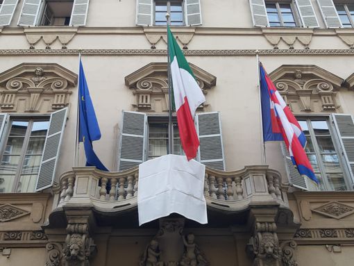 Un drappo bianco per la legalità sulla facciata del palazzo della Regione