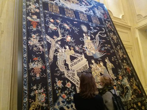 Il divino "discende" tra i peschi: al MAO un drappo di seta beneaugurale per la longevità Il divino "discende" tra i peschi: al MAO un drappo di seta beneaugurale per la longevità