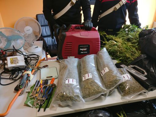 Gassino, la casa occupata era diventata un magazzino per la droga: due persone in manette [FOTO e VIDEO]