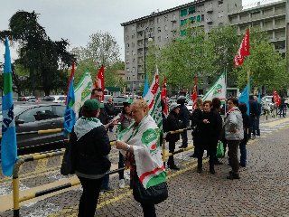 A Torino stamane il presidio dei lavoratori Dussmann