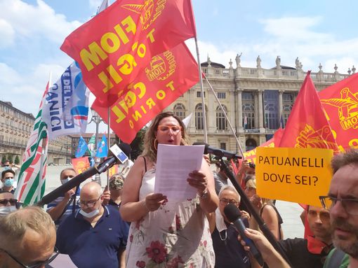 Lettera aperta dei lavoratori ex Embraco al premier Conte: "Il ministro Patuanelli è assente" Lettera aperta dei lavoratori ex Embraco al premier Conte: "Il ministro Patuanelli è assente"