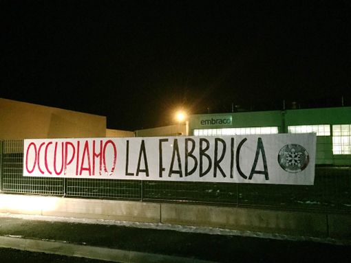 Embraco, striscione di Casa Pound fuori dallo stabilimento. Ma i sindacati respingono &quot;no strumentalizzazioni politiche&quot;
