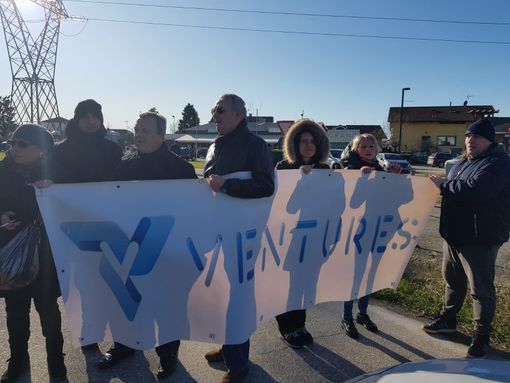 Embraco: lavoratori in presidio al casello di Santena. E domani pomeriggio la Messa con Nosiglia