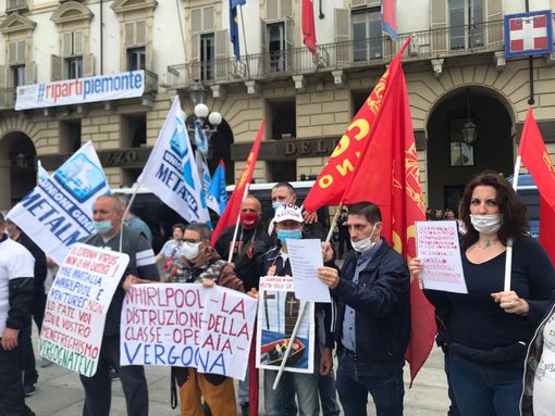 Riesplode la rabbia dei lavoratori ex Embraco: “Fateci produrre mascherine, vogliamo lavorare” [FOTO e VIDEO]