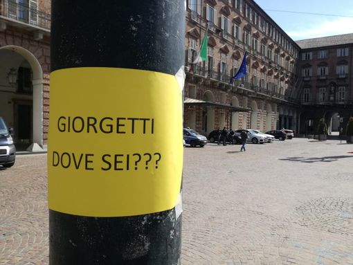 Cartello di protesta in piazza Castello Cartello di protesta in piazza Castello