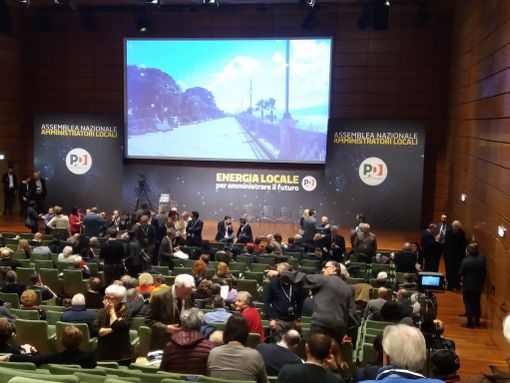 Il richiamo del Pd a riunire le energie locali: inizia la convention al Lingotto Il richiamo del Pd a riunire le energie locali: inizia la convention al Lingotto