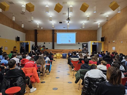 sala gremita di ragazzi seduti in diverse file sala gremita di ragazzi seduti in diverse file