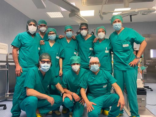 medici con camice e mascherine da sala operatoria medici con camice e mascherine da sala operatoria