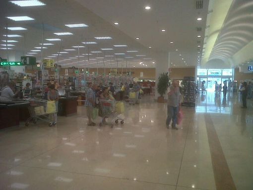 Prende dagli scaffali del supermercato centinaia di euro di prodotti, bloccato dalla Squadra Volanti