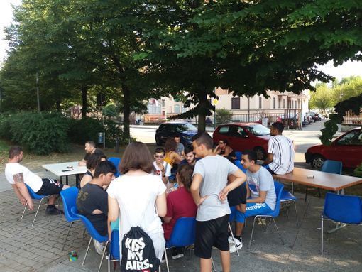 Due bimbi che giocano Due bimbi che giocano