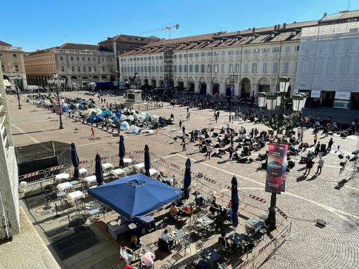 spot in piazza San Carlo con volontari