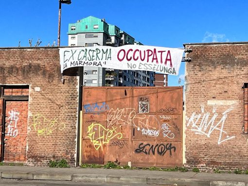 Il comitato EsseNon occupa l'ex Caserma Lamarmora: "No alla cementificazione del giardino. Restituiamo l'area ai cittadini" Il comitato EsseNon occupa l'ex Caserma Lamarmora: "No alla cementificazione del giardino. Restituiamo l'area ai cittadini"