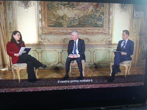 tre persone sedute e impegnate in un talk