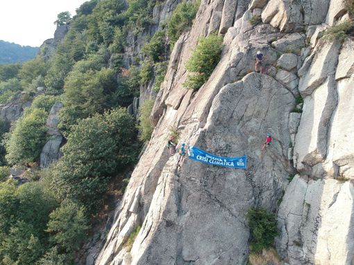 “Siccità è crisi climatica. Siamo appesi ad un filo”: Extinction Rebellion sulle pareti di Rocca Sbarua