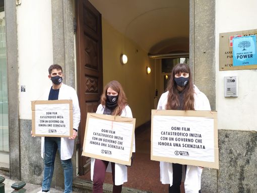 Soldi, carbone e petrolio: il “banchetto” delle banche sui combustibili fossili nel mirino di Extinction Rebellion [FOTO E VIDEO]