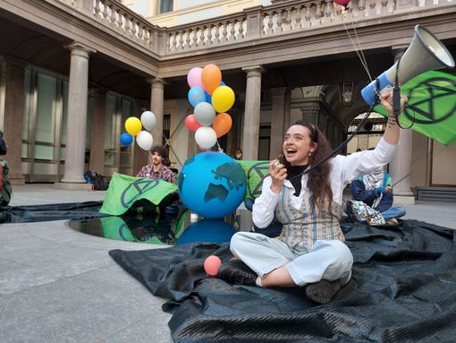Nel giorno dell'assemblea degli azionisti, gli attivisti per il clima occupano il museo di Intesa Sanpaolo [VIDEO]