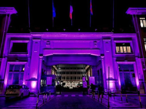 Facciata delle Molinette in viola